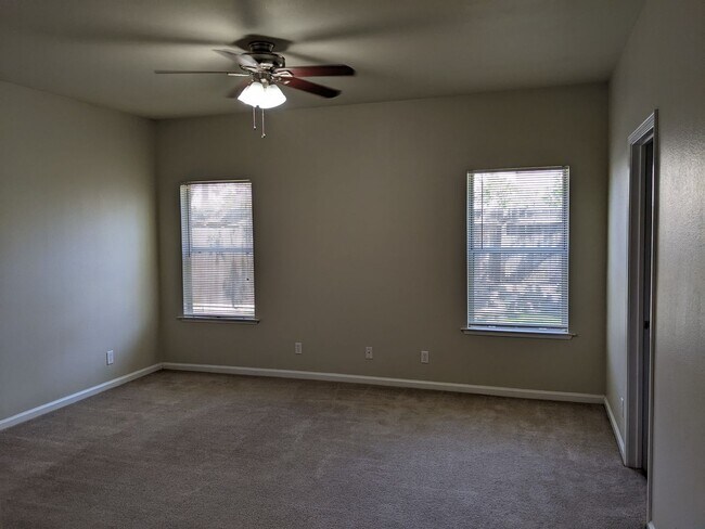 Building Photo - NE Fresno home close to Clovis North offer...