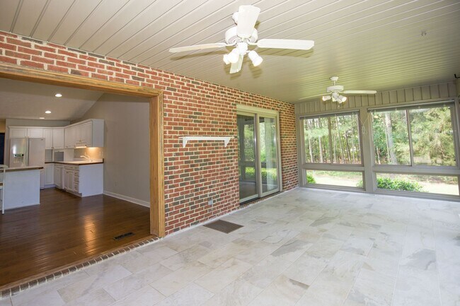 Building Photo - Beautiful 3 bedroom home in Woodlake