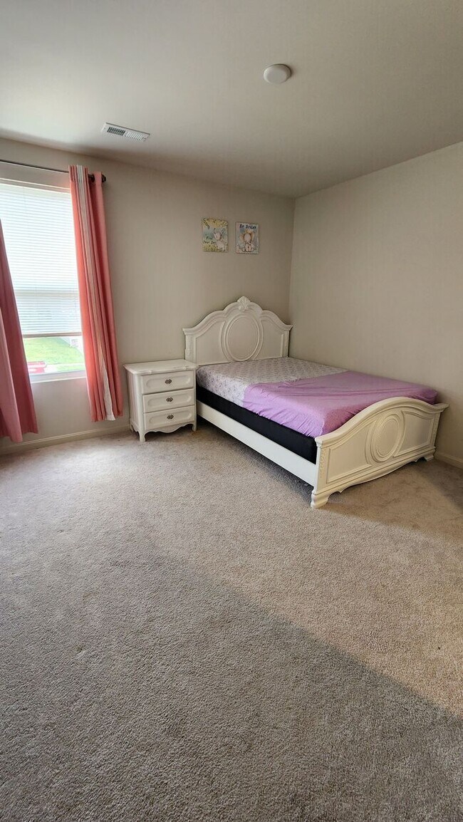 Building Photo - Spacious 4 Beds 3 Baths in Shelbyville