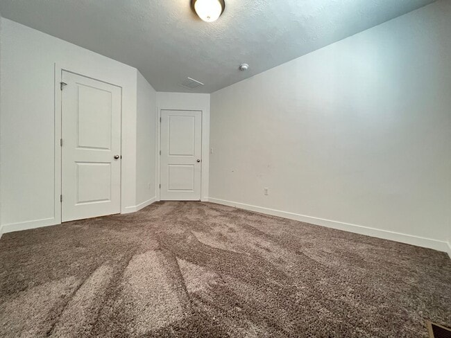 Building Photo - 3 Bedroom/2 Bathroom Townhome In Bluffdale