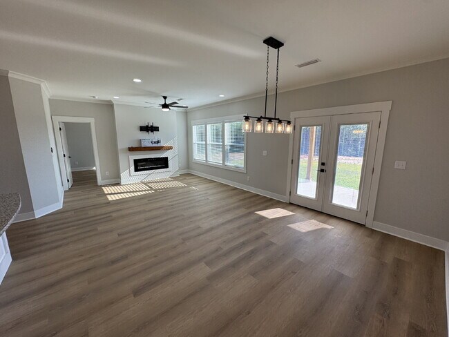 Building Photo - 1465 Forest Dr