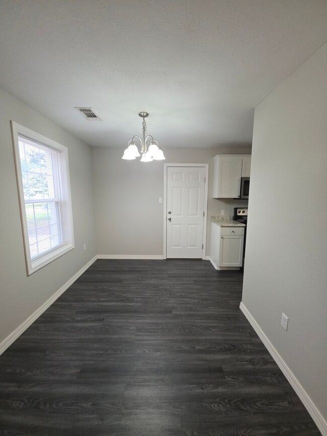 Building Photo - 2211 S Hartford Cove