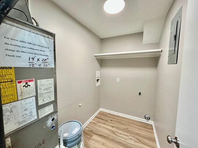 Building Photo - FULLY REMODELED DOWNSTAIRS UNIT!