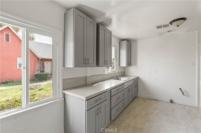 Building Photo - 272 W 9th St