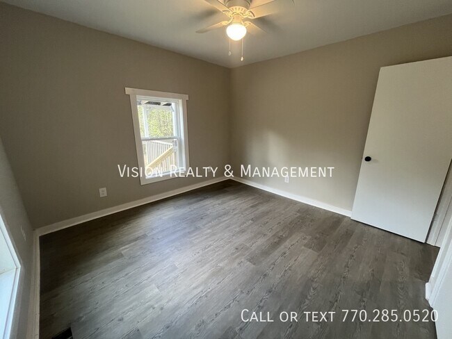 Building Photo - 137 Red Oak Dr