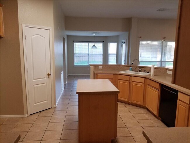 Building Photo - 2809 Hollow Ridge Dr