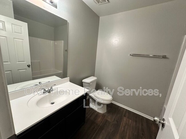 Building Photo - 1933 Autumn Way