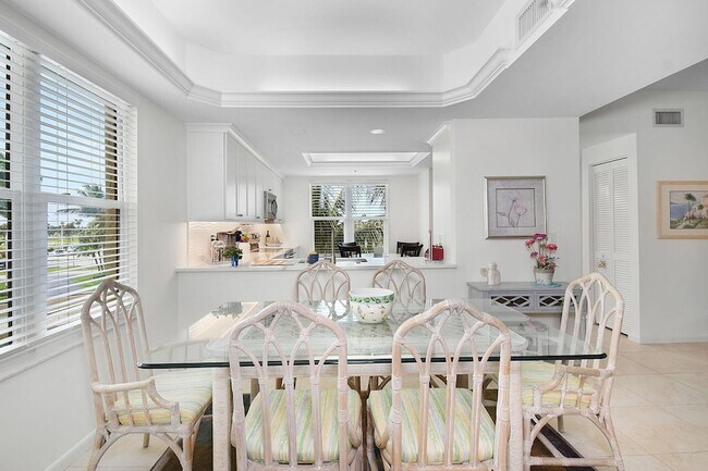 Building Photo - 221 NE Plantation Rd