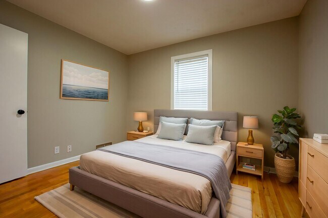 Building Photo - Adorable 3 Bedroom / 1 Bath Split Entry Home in Carter Lake with 2 Car Detach Garage!