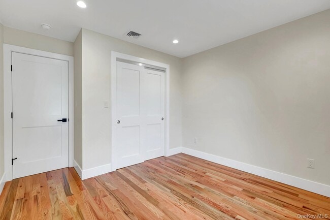 Building Photo - 25 Sunnybrook Dr E