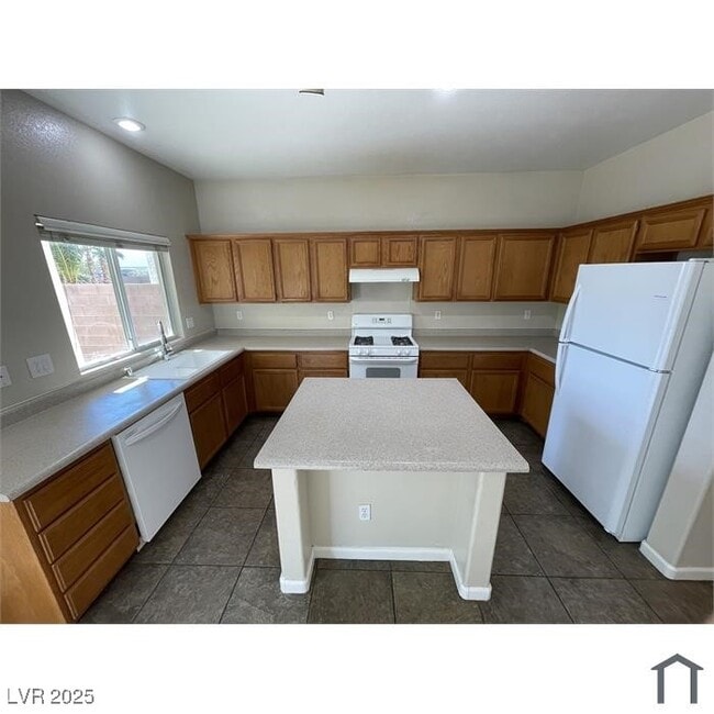 Building Photo - 909 E Malibu Sands Ave