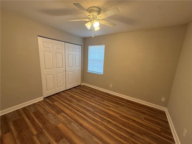 Building Photo - 505 Newport Dr W