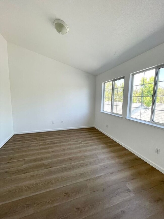 Building Photo - Spacious 2 Bedroom Condo with Garage — Min...