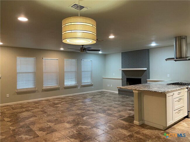 Building Photo - 1360 Poppy Ln