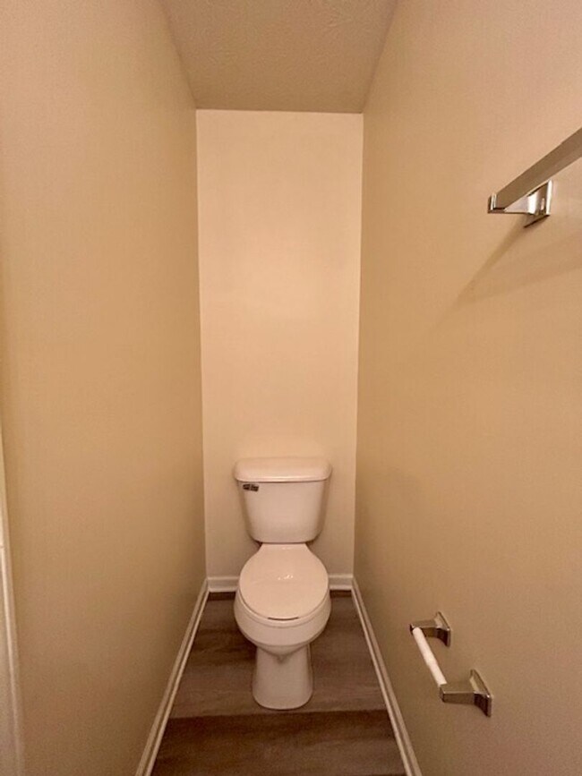 Building Photo - Beautiful 4 bedroom 2.5 bath 2 story home ...