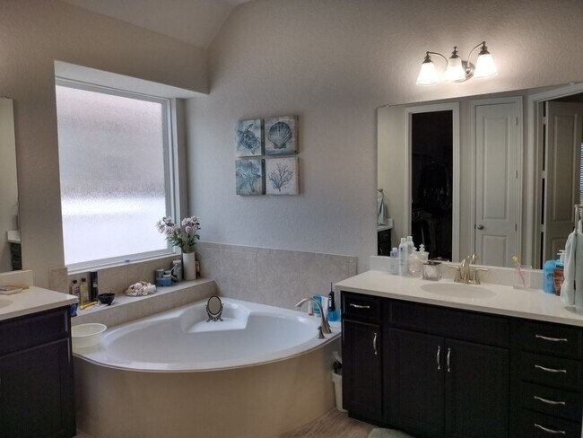 Building Photo - Beautiful 4 bedroom with a pool!!!
