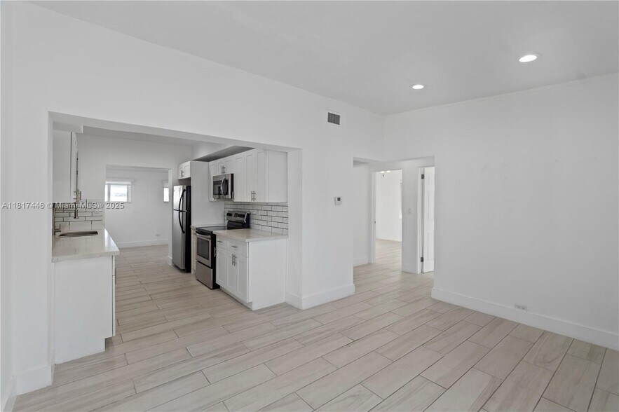 Building Photo - 641 E 44th St
