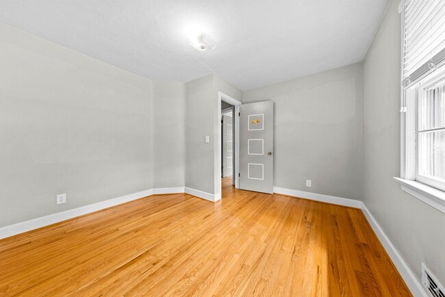 Building Photo - 3 Bedroom, Meticulously Maintained Updated...