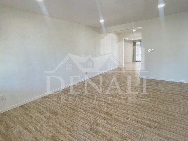 Building Photo - 2401 E Meadowbrook Ave