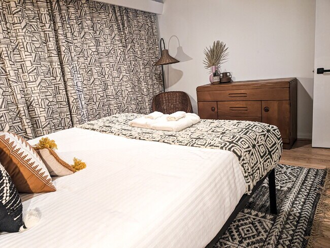 Building Photo - Fully Furnished 2BR/2BA Near USC – Pre-Leasing for January 2027