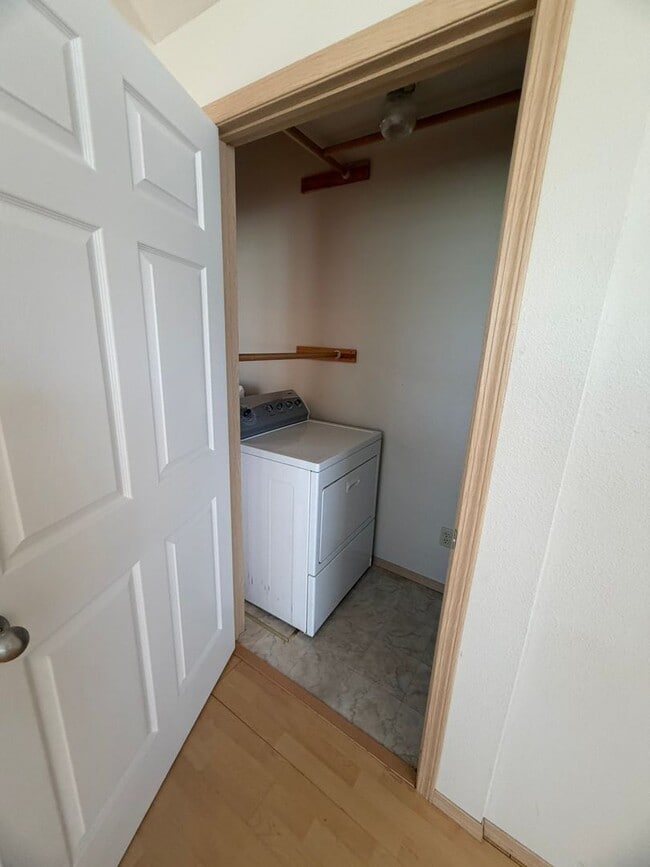 Building Photo - Charming 2-Story Townhome with Vaulted Ceilings