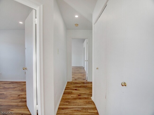Building Photo - 142 Harvest Ln