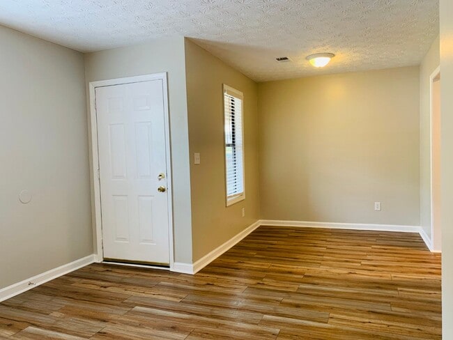 Building Photo - 140 Pine Terrace