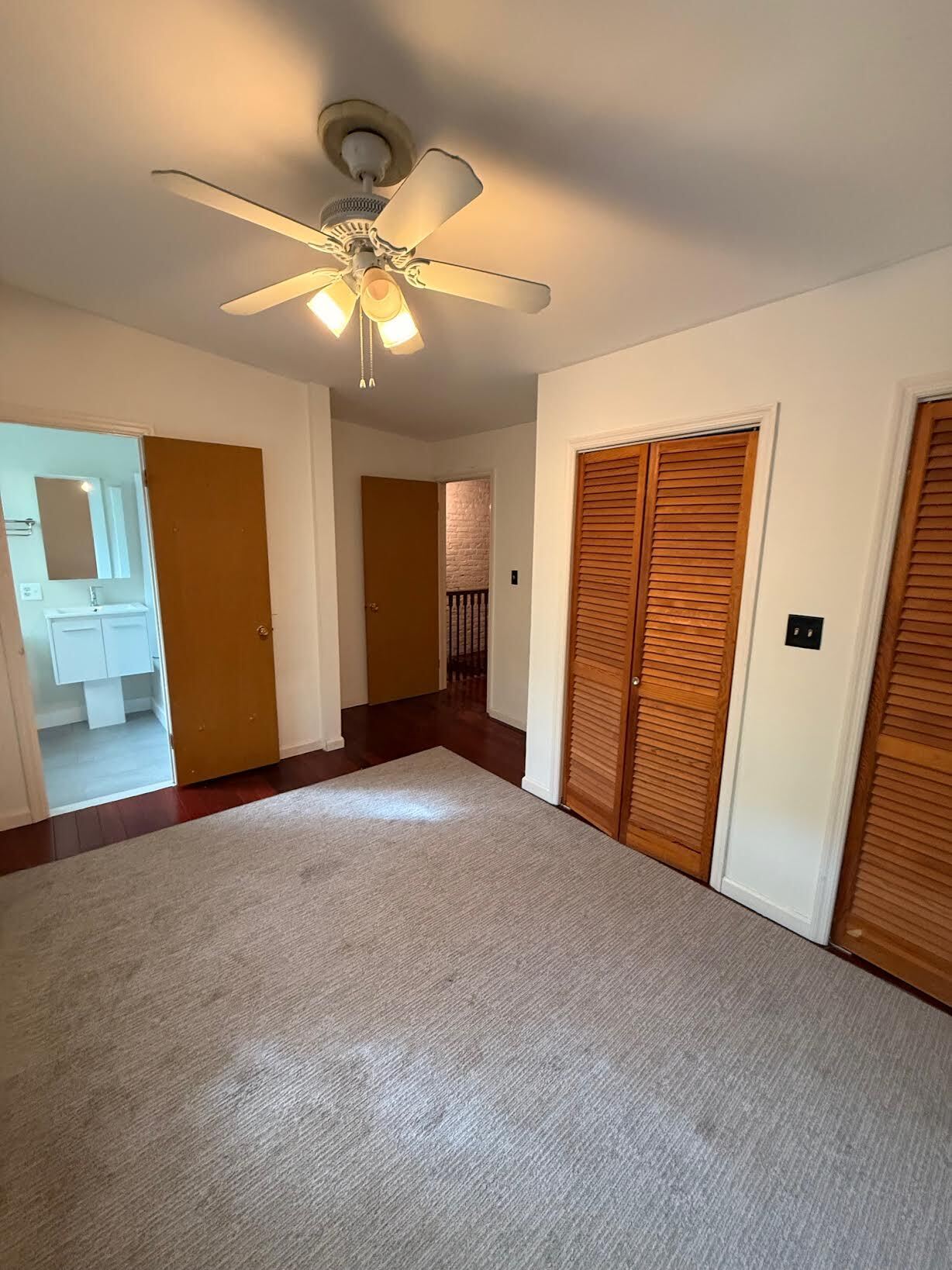 En suite bath - 327 Hudson Ave