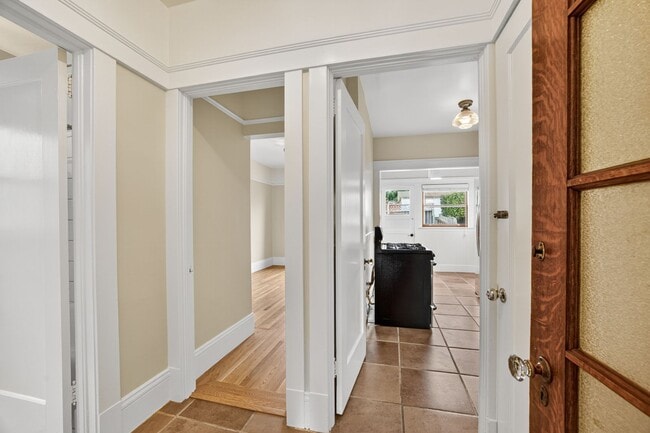 Building Photo - Charming Sunset Home with Hardwood Floors ...