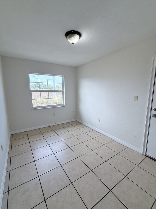 Building Photo - 2 Bedroom and 1 Bathroom