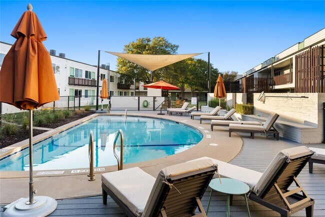 Building Photo - 2200 Dickson Dr