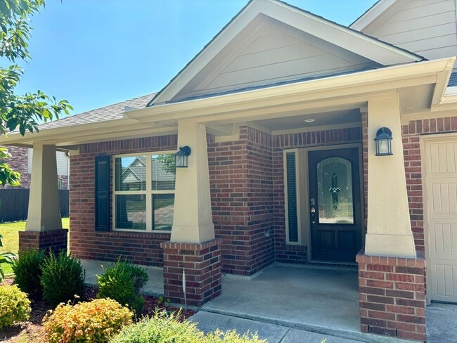 Building Photo - 3/2/2 Ready to Go! Located on the greenbelt!