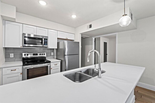 Building Photo - 909 Reinli St