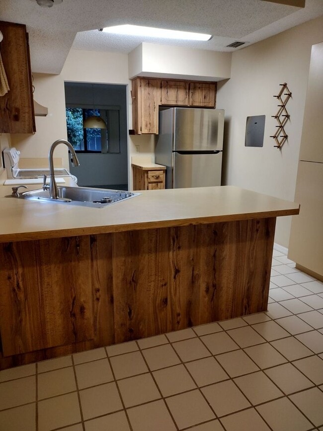 Building Photo - 3 Br. 2 Ba. condo with garage