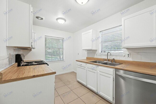 Building Photo - 1827 Paxton Dr
