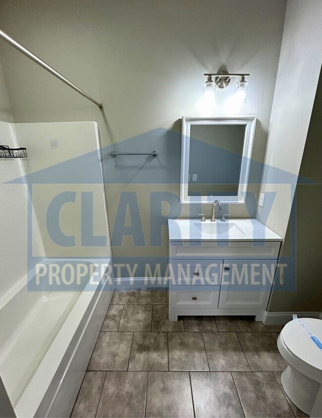Building Photo - Two bedroom Townhome!