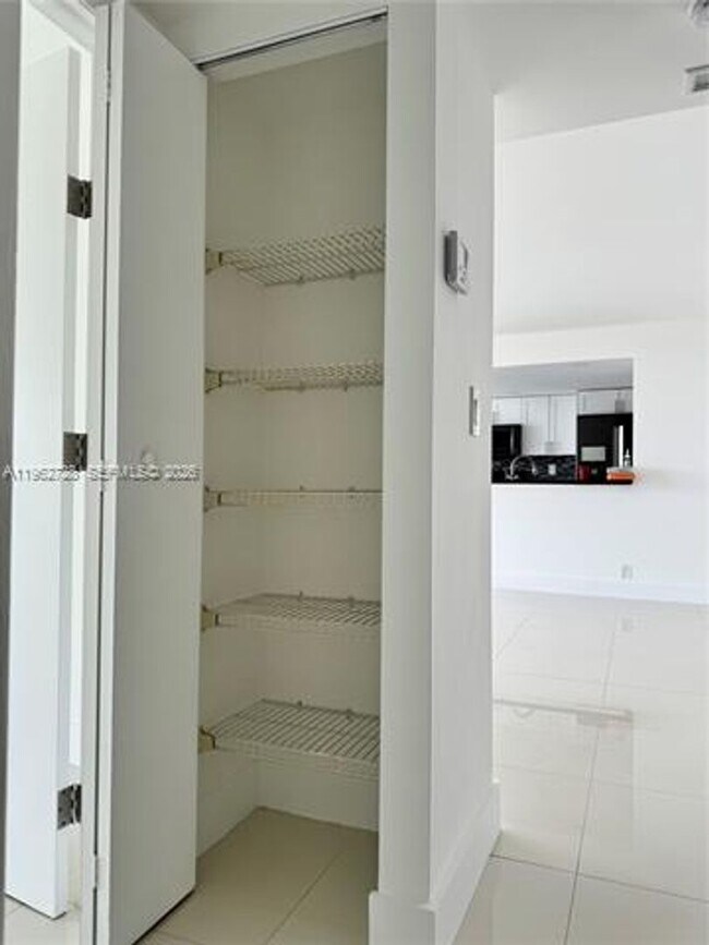 Building Photo - 2000 Towerside Terrace