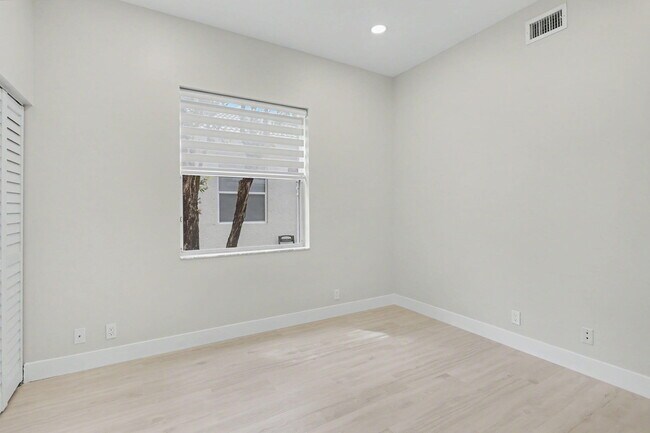 Building Photo - 7832 Rockford Rd
