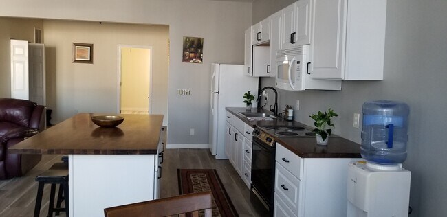 Building Photo - 1402 5th St