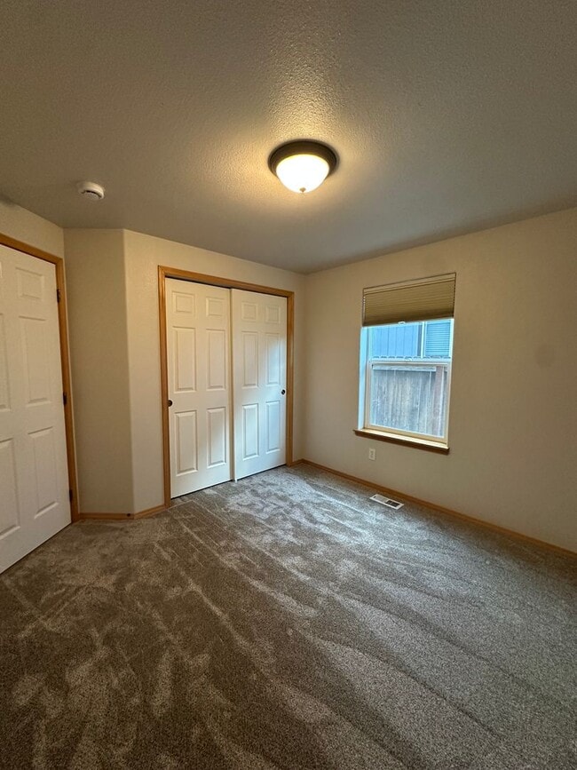 Building Photo - Lovely SE Single Story 3 Bedroom Home with Office!