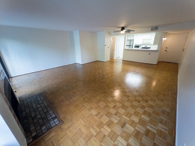 Building Photo - Large 2bed/ 2 bath corner unit in the heart of Silverlake with Hot Tub, Pool, Gated Parking and P...