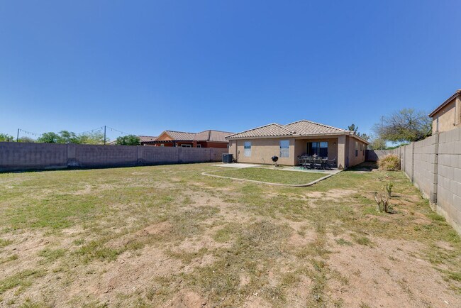 Building Photo - 1840 N Parkside Ln