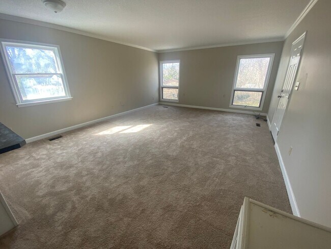 Building Photo - 744 Crescent Dr