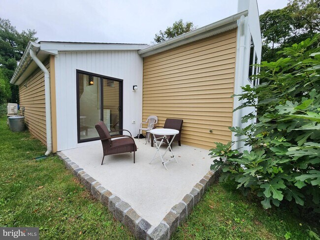 Building Photo - 1048 Prospect St