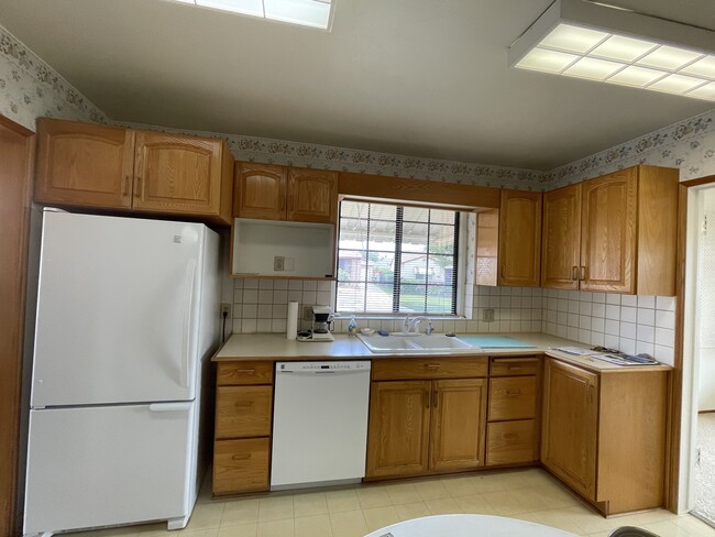 Fully equipped kitchen - 2408 W Via Nina