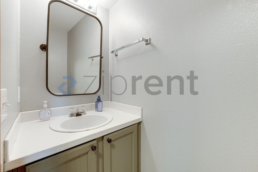 Building Photo - 3318 243rd St E