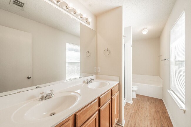 Building Photo - 10325 Bear Hollow Dr