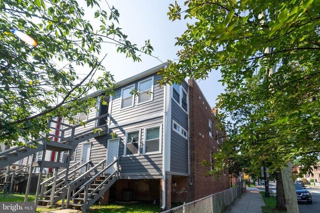 Building Photo - Move In Ready 2 BD 1 BA close to Metro, Sh...