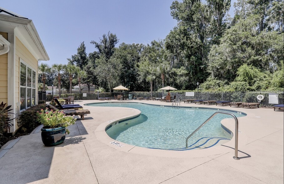 Swimming and wading pools - 100 Kensington Blvd