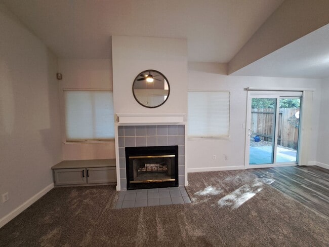 Building Photo - Absolutely Stunning Home in Browns Valley!